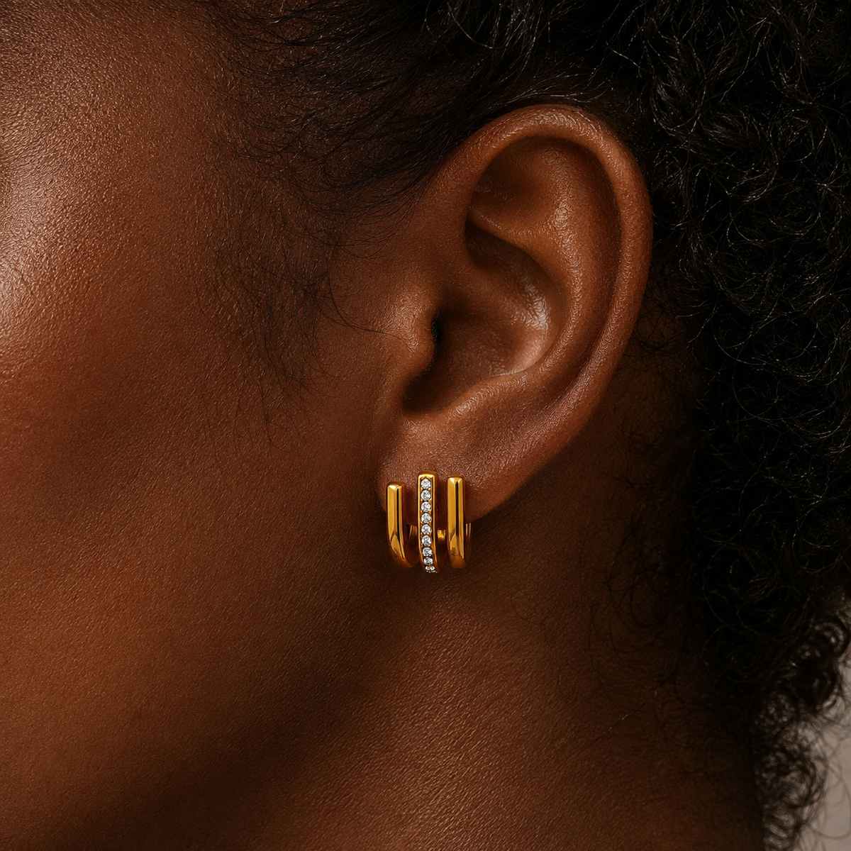 LIORA ÉCLAT — Boucles d’oreilles dorées ornées de cristaux