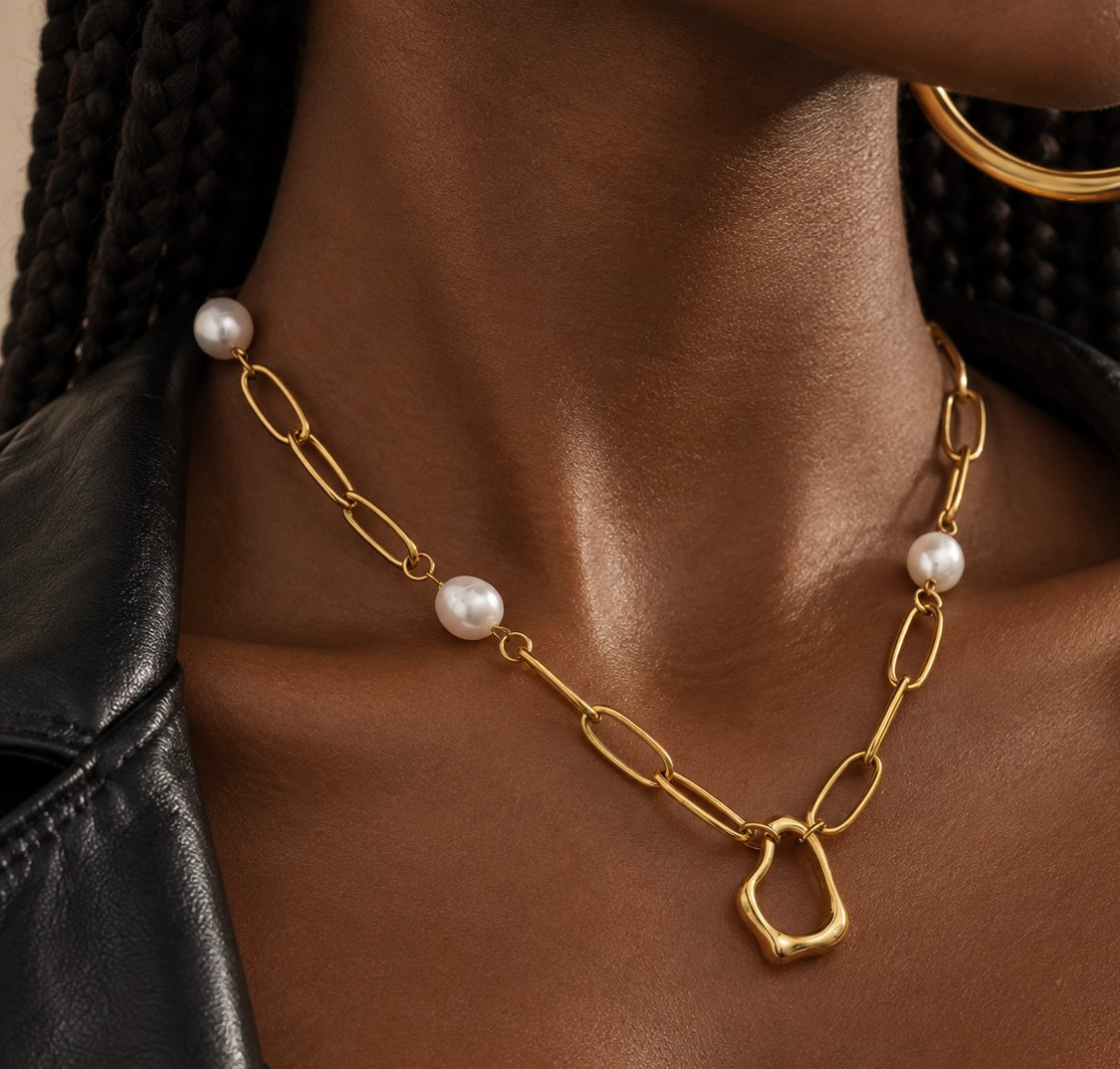 ALTHEA — Collier doré avec perles et pendentif organique